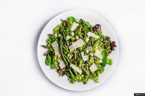 芦笋虾苗沙拉板与奶酪 一道轻盈美食的视觉盛宴